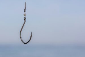 サルカンに結ばれた糸の先にぶら下がる釣り針