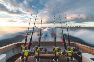 ボートに並べられた黒と黄色の釣り竿数本