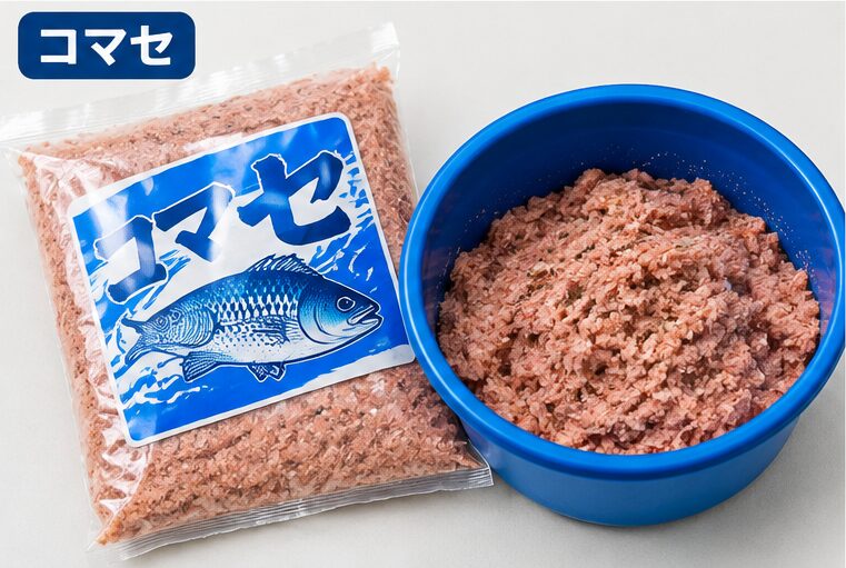 袋入りのコマセと、バケツに入れたコマセ