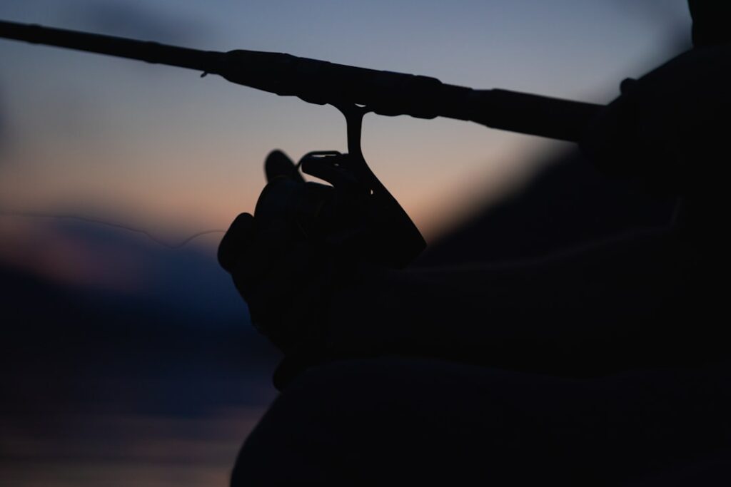 夕方に釣り竿を持つ人
